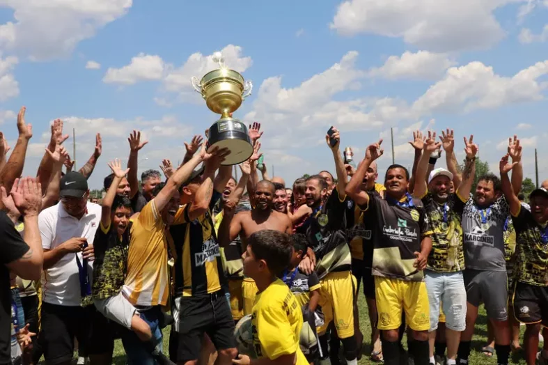 Equipe Família ergue o troféu da Série Ouro (Foto: PMP)