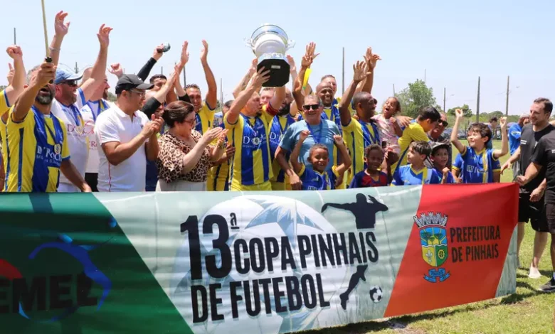 Equipe Real Pinhais comemora a conquista da Série Prata (Foto: PMP)
