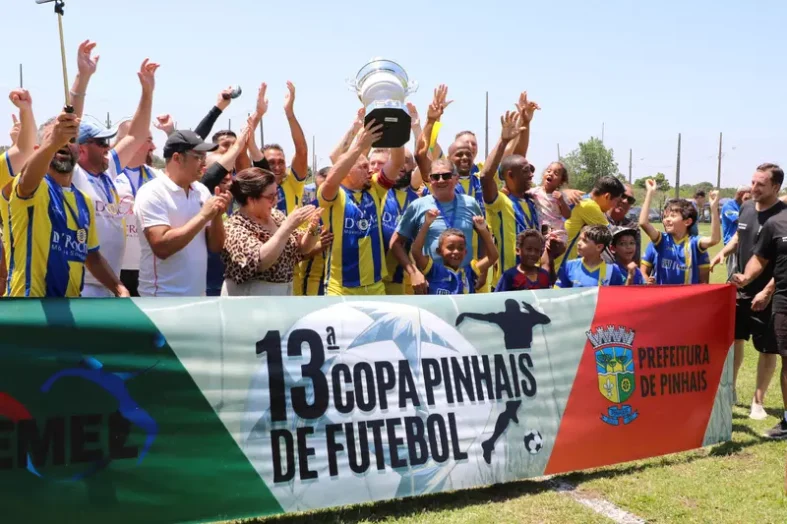 Equipe Real Pinhais comemora a conquista da Série Prata (Foto: PMP)