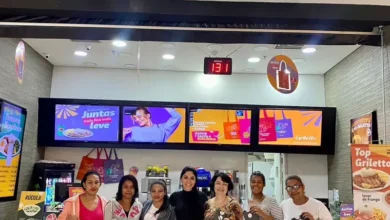 Ariane (ao centro) e parte de sua equipe na unidade Griletto, do Unimart Shopping Campinas