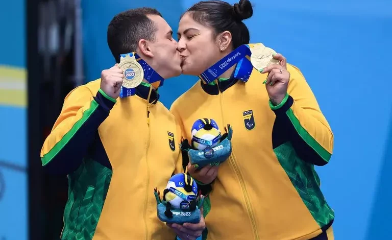 Casal dourado: noivos, Rogério e Edwarda Oliveira comemoraram o ouro no badminton com um beijo no alto do pódio no último dia de competições em Santiago. Foto: Marcello Zambrana/CPB