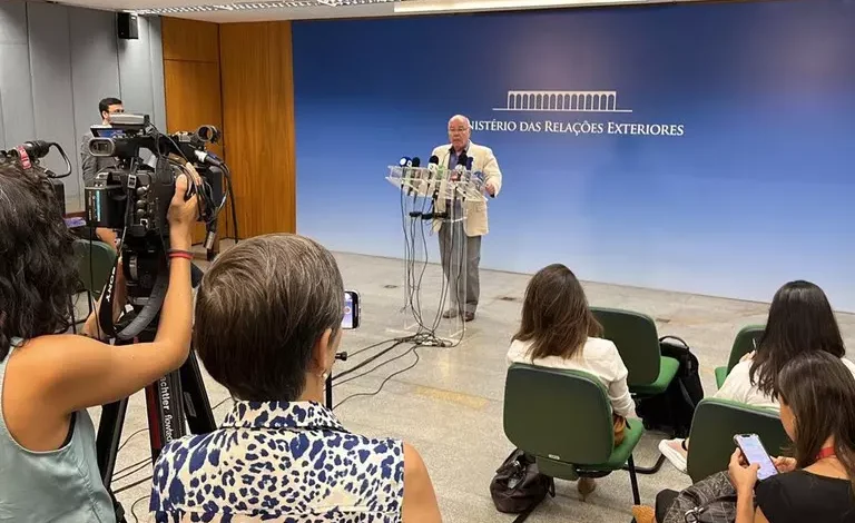 O ministro Mauro Vieira durante a coletiva de imprensa no Itamaraty: êxito na repatriação dos brasileiros em Gaza. Foto: Carlos Alberto Jr. / Secom / PR