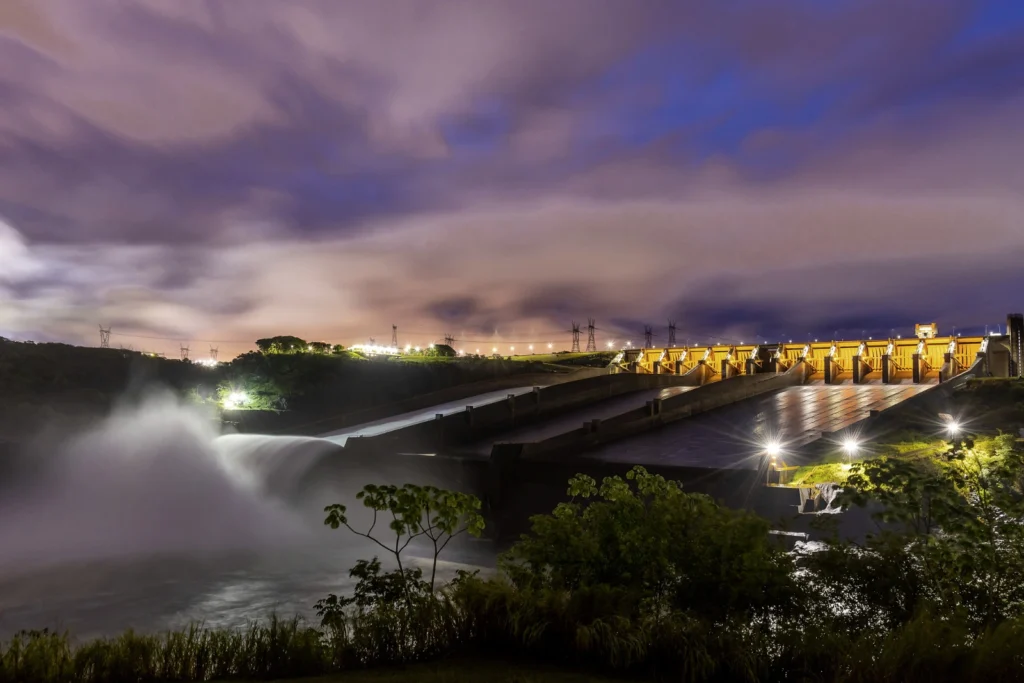 itaipu-iluminada