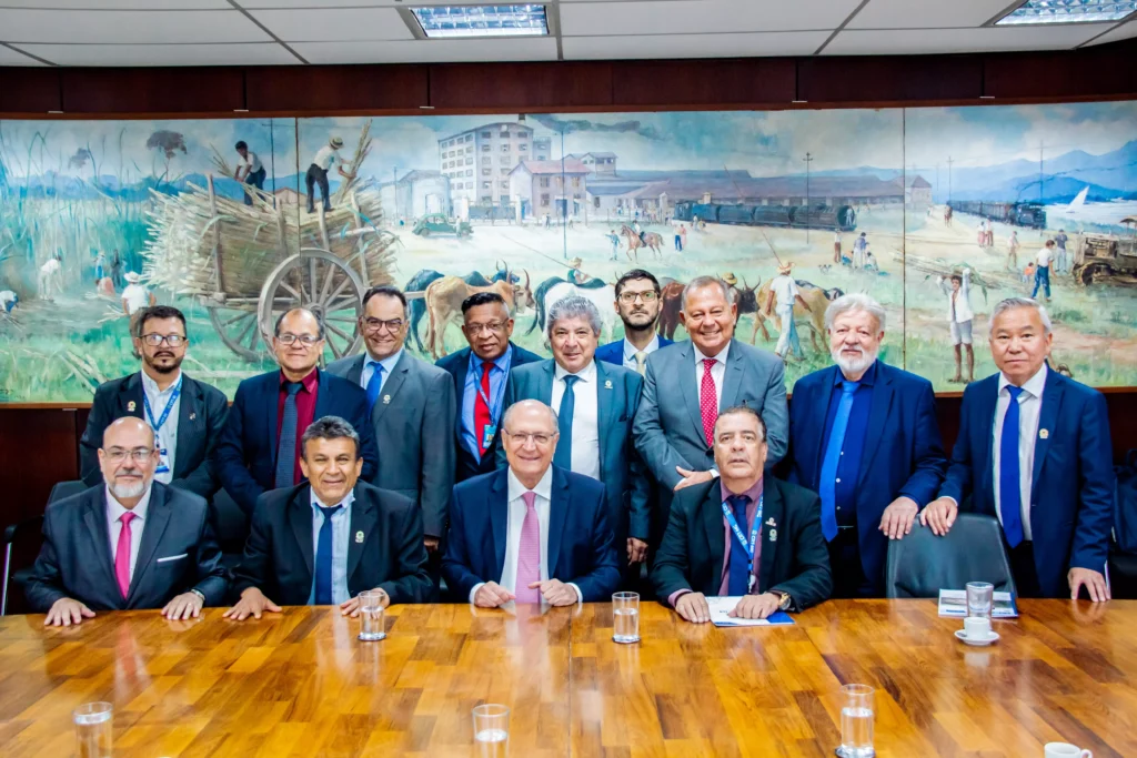 abriel Lemes - MDIC Representantes do Sistema CFT/CRTs e dos técnicos industriais ao lado do vice-presidente da República e ministro do Desenvolvimento, Indústria, Comércio e Serviços (MDIC), Geraldo Alckmin