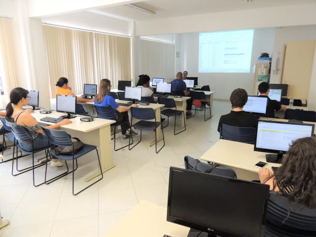 Cursos livres gratuitos e com certificação estão disponíveis para pessoas com mais de 14 anos Crédito: Divulgação/CIEE/PR