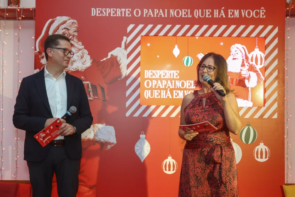 A Coca-Cola, o iFood e a maior ONG de combate à fome no Brasil, Ação da Cidadania, anunciam pelo segundo ano consecutivo aliança para promover o aumento de doações para a campanha Natal Sem Fome, criada por Herbert de Souza, o Betinho, que há 30 anos distribui alimentos para pessoas em situação de vulnerabilidade social. Renovada por mais um ano, a ação de Match Funding funciona junto aos consumidores, visando impulsionar a cultura de doação no país. Neste sentido, qualquer pessoa que contribuir para a campanha Natal Sem Fome, seja na plataforma do iFood ou no site da Ação da Cidadania, de 4 a 25 de dezembro, terá o valor de sua colaboração dobrada. A expectativa é que sejam doadas o equivalente a 4 milhões de refeições somente este ano, impactando aproximadamente 80 mil famílias. "A solidariedade deve existir durante todo ano, mas sabemos o quanto as pessoas são tocadas por esse sentimento no Natal. E, como marca, a Coca-Cola tem um grande poder convocatório de chamar os consumidores a compartilhar este momento e descobrir o Papai Noel que existe dentro delas”, explica Katielle Haffner, Head de Relações Corporativas e ESG da Coca-Cola Brasil. “Estamos muito felizes de ter o iFood mais um ano como aliado nesta ação natalina, fomentando a cultura de doação no Brasil”, finaliza a executiva. A renovação da parceria, que é uma das vertentes da campanha de Natal da Coca-Cola, “Desperte o Papai Noel que há em você”, foi anunciada em um jantar no Altar Cozinha Ancestral, restaurante que tem à frente a chef Carmen Virgínia, embaixadora do programa Coca-Cola dá um Gás no Seu Negócio*. Danielle Sá, coordenadora de Responsabilidade Socioambiental do iFood, também reforçou a importância de ações coletivas como esta: "No iFood, temos o propósito de alimentar o futuro do mundo. O apoio de cada um é importante para seguirmos com nossa missão e contribuir cada vez mais para cessar a fome de pessoas em situação de vulnerabilidade social durante uma época tão emblemática como o Natal. Ficamos felizes em disponibilizar nossa plataforma para uma causa tão relevante”, orgulha-se. AÇÃO CONHECIDA COMO CARAVANA SOCIAL COMEÇA AGORA Inspiradas pela Caravana de Natal da Coca-Cola, que percorre o Brasil, o Sistema Coca-Cola convida o público a se juntar neste movimento de solidariedade, chamado de Caravana Social que, por meio das mais de 40 Instituições parcerias da Ação da Cidadania, levam cestas básicas para quem precisa em todo território nacional. “É possível fazer a diferença na vida de quem não tem nada. Em cada casa que o alimento chega, uma família ganha mais um motivo para sorrir e continuar. Gostaria que essa mensagem chegasse ao maior número de pessoas possível, para que nossas doações aumentem, porque o número de pessoas com fome aumentou”, destaca Rodrigo "Kiko" Afonso, diretor-executivo da Ação da Cidadania. Nos últimos dois anos (2021 e 2022), a ação da Caravana Social doou mais de 13 milhões de refeições, alcançando 260 mil famílias. Para fazer aumentar esta rede de solidariedade com uma doação, basta os consumidores entrarem no site Natal Sem Fome da Ação da Cidadania ou no app do iFood. Na plataforma, os consumidores podem contribuir de duas maneiras: na finalização do seu pedido, escolhendo valores sugeridos ou diretamente na área de doações, desvinculada a qualquer compra. Para colaborar com a campanha, é só seguir estes passos: Abra o aplicativo do iFood; Entre no “Perfil”, no canto inferior direito da tela; Role a tela até chegar em “Doações”; Clique em “Doe para o Natal sem Fome”; Escolha o valor e a forma de pagamento, clique no botão “Enviar Doação” e participe! OUTRAS AÇÕES DE NATAL DA COCA-COLA O clima natalino não para pôr aí: sendo o Natal um período de tradição para empresa, que está presente em tantas mesas ao redor do mundo nesta celebração, a Coca-Cola conta ainda com outras ações para celebrar a data. Entre elas estão: Campanha ‘Desperte o Papai Noel que há em você’: além do filme publicitário, conta com ações para exaltar as pessoas que espalham atos de bondade e celebram o espírito do Papai Noel. Caravanas de Natal: icônico, os famosos caminhões enfeitados estão circulando por dezenas de cidades brasileiras e encantando a todos, despertando a magia do Natal. Para saber mais, basta acessar o site cocacolabrasil.com.br. Árvore de Natal do Shopping Parque Vila Lobos, em São Paulo: Além de uma decoração linda, a árvore funcionará como um ponto de arrecadação de alimentos. Entretenimento e IA: no streaming Amazon Prime, dia 8/12, estreiam ambos os curtas metragens “HoHo Hest” e “The Note”. E no digital, uma nova experiência interativa onde os consumidores poderão criar cartões de Natal por meio da inteligência artificial. Basta acessar o site creater magic e usar a criatividade! Fale Com o Papai Noel: este ano também o projeto ‘Fale Com o Papai Noel’ teve apoio de Inteligência Artificial para criar uma experiência memorável para todos que compartilham do Espírito do Natal. As pessoas podem ter uma conversa em tempo real com o Papai Noel, que irá conversar com elas e responder perguntas usando Inteligência Artificial. Já está disponível em 22 mercados na América Latina e os consumidores poderão acessar a experiência online ou escaneando códigos nas embalagens, sendo direcioná-los para a experiência. *Programa Coca-Cola dá um gás no seu negócio: O programa conta com um HUB de capacitação gratuita, que visa contribuir com pequenos empreendedores do país. SOBRE A COCA-COLA BRASIL O Sistema Coca-Cola Brasil atua em cinco grupos de bebidas — colas, sabores, hidratação, nutrição e emergentes — com uma linha de mais de 200 produtos, entre sabores regulares e versões sem açúcar ou de baixa caloria. Composto por sete grupos de fabricantes franqueados, o Instituto Coca-Cola Brasil, mais Verde Campo e a parceria com Leão Alimentos e Bebidas, o Sistema emprega diretamente 56,6 mil funcionários. A empresa aposta em inovação para ampliar seu portfólio e atingir o objetivo de destinar corretamente o equivalente a 100% de suas embalagens até 2030. A Coca-Cola Brasil trabalha para oferecer cada vez mais opções com menos açúcar adicionado e no incentivo a iniciativas que melhorem o desenvolvimento econômico e social das comunidades onde atua. SOBRE IFOOD O iFood é uma empresa brasileira de tecnologia, que aproxima clientes, restaurantes e entregadores de forma simples e prática. O iFood tem o propósito de alimentar o futuro do Brasil e do mundo, transformando a sociedade por meio da educação e da tecnologia, da segurança alimentar, da inclusão e com um impacto socioambiental positivo. Com mais de 70 milhões de pedidos mensais, o iFood atua com inteligência de negócio e soluções de gestão para promover e desenvolver um ecossistema de mais de 300 mil estabelecimentos cadastrados, 200 mil entregadores conectados em mais de 1700 cidades em todo o Brasil. Há 11 anos no mercado, a empresa vai além do food delivery e cresce também em negócios de Mercado, Fintech e Benefícios, unindo tecnologia e conveniência na entrega de soluções aos parceiros. O iFood conta com um importante investidor também brasileiro, a Movile. Para mais informações sobre o iFood, suas novidades e a nossa fome de alimentar o mundo, acesse o iFood News. SOBRE A AÇÃO DA CIDADANIA A Ação da Cidadania foi fundada há 30 anos pelo sociólogo Herbert de Souza, o Betinho, com o intuito de combater a fome e a desigualdade socioeconômica em nosso país e ajudar os mais de 32 milhões de brasileiros vivendo abaixo da linha da pobreza naquele ano de 1993. Desde a sua criação, a ONG deu início a uma série de iniciativas, sendo o Natal Sem Fome a mais célebre delas, também considerada a maior campanha solidária de arrecadação de alimentos da América Latina. Em 2021, a organização iniciou as campanhas Brasil Sem Fome, que distribui cestas básicas por todo o país durante o ano, e a Emergências, que envia alimentos, eletrodomésticos, kits de higiene e limpeza para estados afetados por catástrofes e desastres naturais. Em 2022, a ONG criou a Rede de Alimentação Solidária para visibilizar e dar suporte aos Bancos de Alimentos, Despensas e Cozinhas Comunitárias atuantes no Brasil. A Ação da Cidadania também atua fortemente na área de Advocacy, como forma de garantir o desenvolvimento e fortalecimento das políticas públicas estaduais e nacionais de Segurança Alimentar e Nutricional.