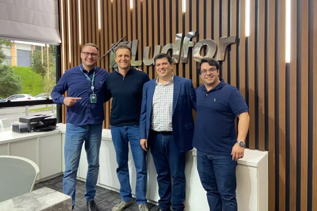 (esq. / dir.) Douglas Ludwig (CEO da Ludfor), Rafael Marquez (CRO da Ligga), Tiago Carnelos Caetano (Diretor de Negócios Estratégicos da Ligga) e Dênis Oliveira (Diretor de Operações da Ludfor) Divulgação
