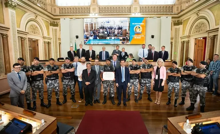 Os vereadores da Câmara Municipal de Curitiba homenagearam o trabalho realizado pelos policiais militares do Batalhão de Rondas Ostensivas de Natureza Especial (Rone). (Foto: Rodrigo Fonseca/CMC)