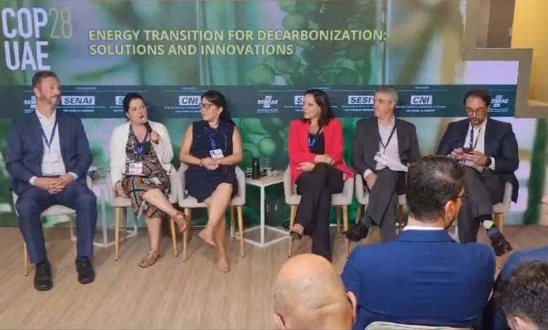 Sheila Guebara, líder de Ações Climáticas na JBS, em painel nesta manhã, em Dubai, que contou com a mediação de Carlo Pereira, CEO do Pacto Global, e participação de Karen Tanaka, líder de Ação Climática da Ambev, Marina Mattar, diretora de assuntos corporativos da Unigel, Marcelo Freire, diretor da IVY Capital, e Ricardo Mastroti, representante do Conselho Empresarial Brasileiro para o Desenvolvimento Sustentável (CEBDS)