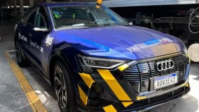 Cinco Audi e-tron 100% elétricos já estão realizando o embarque e desembarque remoto de clientes LATAM PASS Black Signature no aeroporto central da capital paulista (Imagem: Divulgação LATAM)