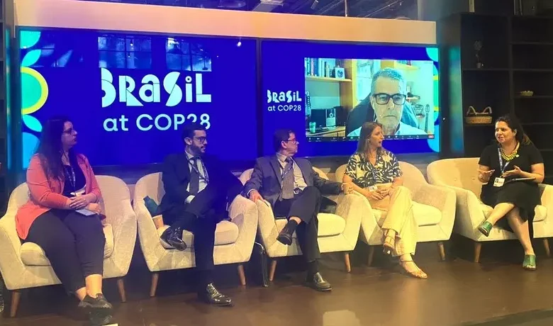 Sheila Guebara, líder de Ações Climáticas na JBS Brasil (dir. a esq.), em painel nesta manhã, em Dubai, ao lado de Luiza Bruscato, da ONG Mesa Brasileira, Pedro Burnier, da Amigos da Terra, Ricardo Negrini, do MPF e Renata Potenza, da Imaflora.