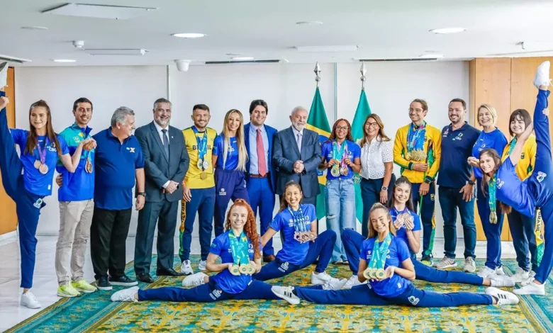 Presidente ao lado de atletas que representaram o Brasil nos Jogos Pan-Americanos e Parapan-Americanos de 2023. Foto: Ricardo Stuckert / PR