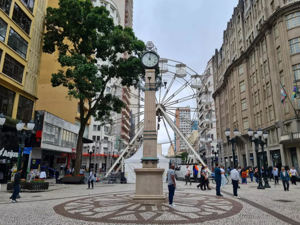 A Roda Gigante da Praça Osório foi um dos pontos fiscalizados pelo Crea-PR em Curitiba; fiscalização ocorreu no dia 20 de novembro (Crédito: Divulgação)