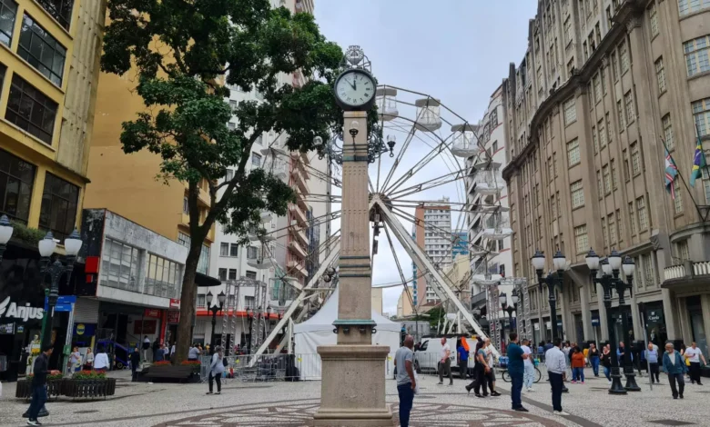 A Roda Gigante da Praça Osório foi um dos pontos fiscalizados pelo Crea-PR em Curitiba; fiscalização ocorreu no dia 20 de novembro (Crédito: Divulgação)