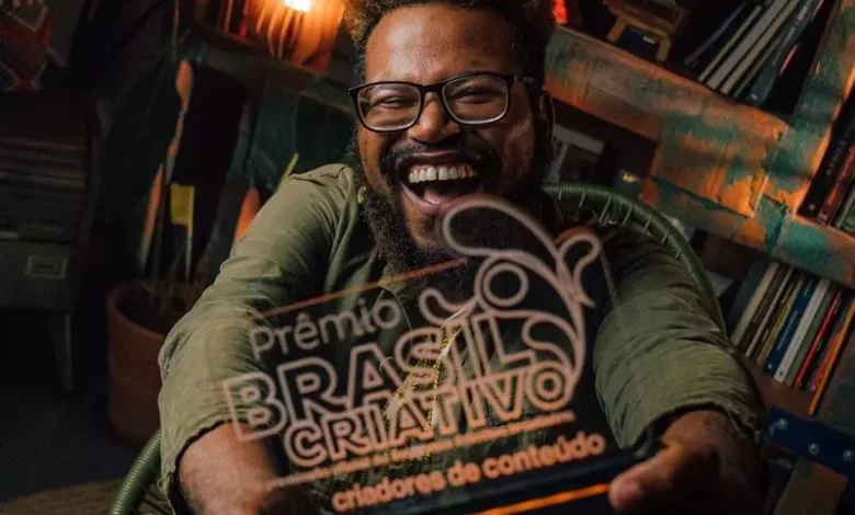 Legenda: Heitor Salatiel, fotógrafo e gestor de experiências culturais (Integrante do Guia Negro, um dos projetos vencedores do Prêmio Brasil Criativo)