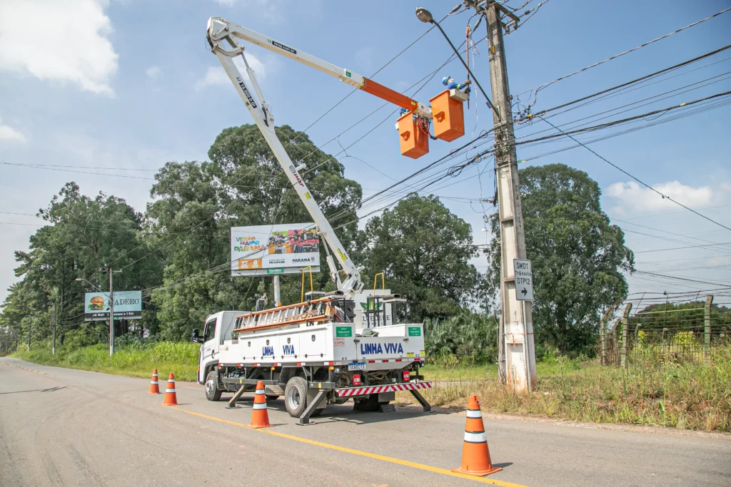 _Eletricistas reconstroem a rede após temporal em Curitiba