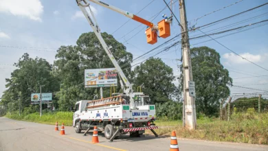 _Eletricistas reconstroem a rede após temporal em Curitiba