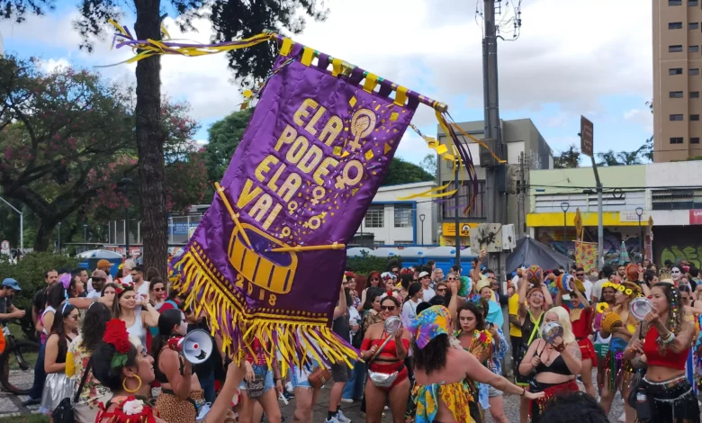 BLOCOS INDEPENDENTES ENSAIAM PARA CARNAVAL