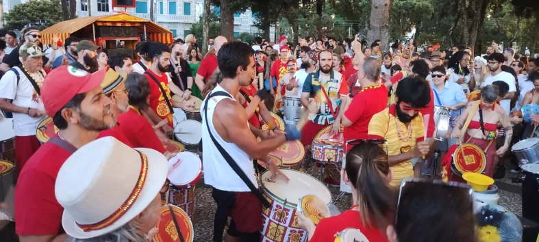 BLOCOS INDEPENDENTES ENSAIAM PARA CARNAVAL