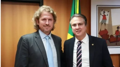 Na foto, o deputado Zeca Dirceu está ao lado do ministro da Educação, Camilo Santana, em uma das inúmeras audiências para tratar das reivindicações dos municípios paranaenses junto ao MEC. (Divulgação ZD).