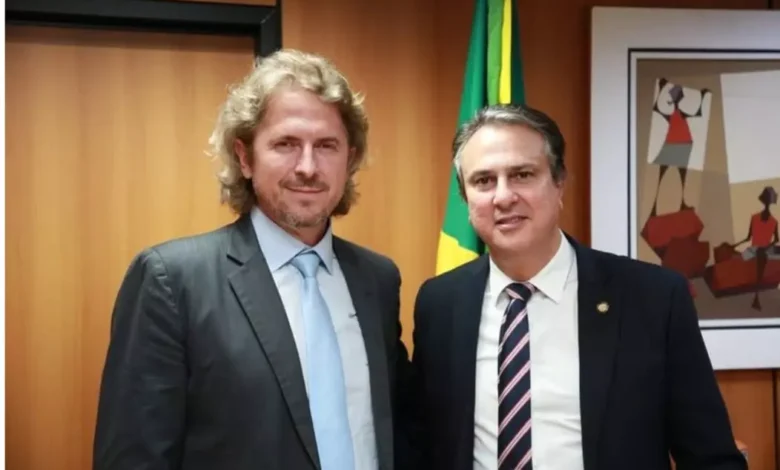 Na foto, o deputado Zeca Dirceu está ao lado do ministro da Educação, Camilo Santana, em uma das inúmeras audiências para tratar das reivindicações dos municípios paranaenses junto ao MEC. (Divulgação ZD).
