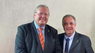 Dr. Marcelo Bendhack, urologista e uro-oncologista, e Dr. Romualdo José Ribeiro Gama, Presidente do Conselho Regional de Medicina do Paraná (CRM-PR).