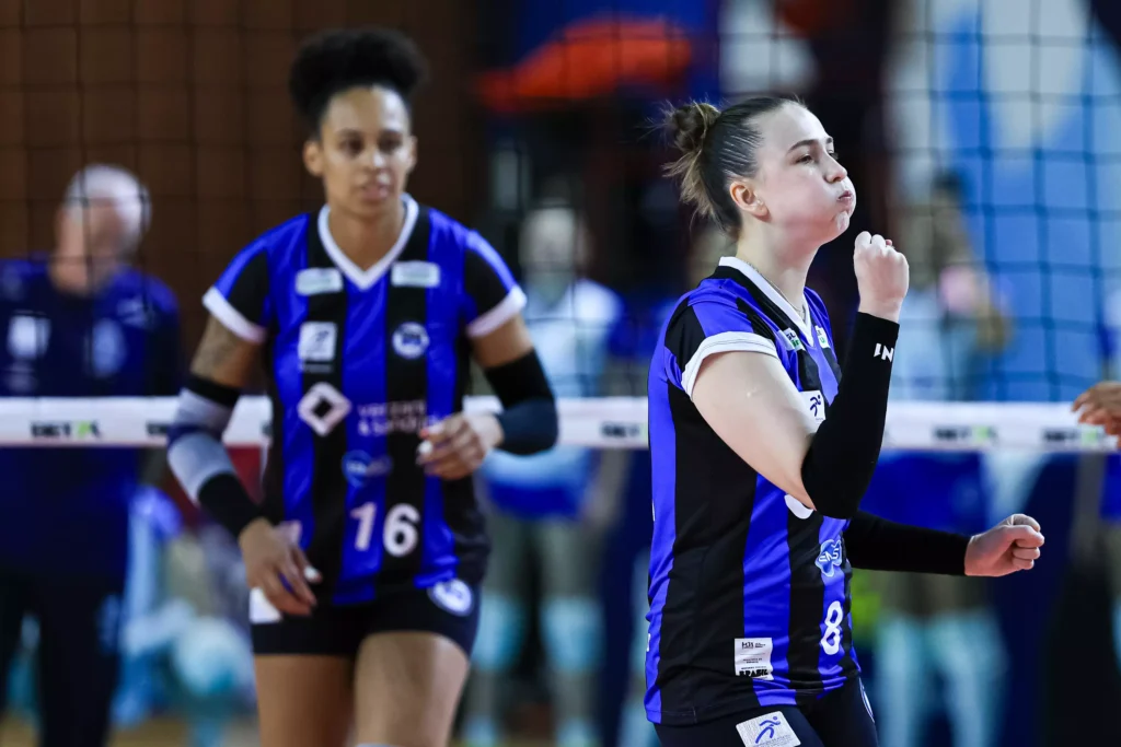 FOTO: A oposta Bruna Moraes (Ao fundo) e a levantadora Amanda Sehn. Foto: Ricardo Bufolin/ECP