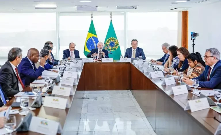 Presidente Lula durante reunião com ministros e outros integrantes do governo: novas políticas públicas de assistência aos indígenas - Foto: Ricardo Stuckert / PR