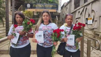 Na imagem, mães de vítimas da barragem de Brumadinho pedem voto contra HC que inocenta ex-presidente da Vale. Da esquerda para a direita, Jacira Francisca, que perdeu o filho Thiago Mateus Costa; Andressa Rodrigues, que perdeu o filho Bruno Rodrigues e Maria Regina, que perdeu a filha Priscila Elen Silva - Foto: AVABRUM