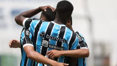 Jogadores do Grêmio comemorando um gol, com destaque para a marca da Gerdau na camiseta. Crédito: Renan Jardim/Grêmio FBPA