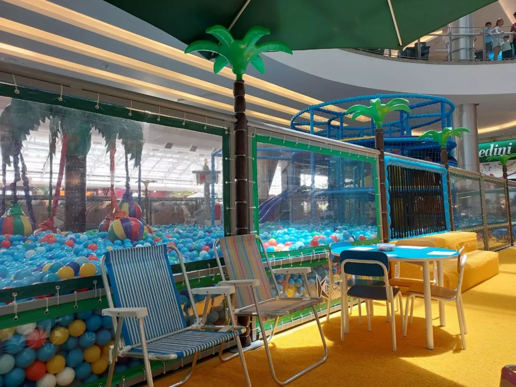 Deu Praia no Shopping Estação