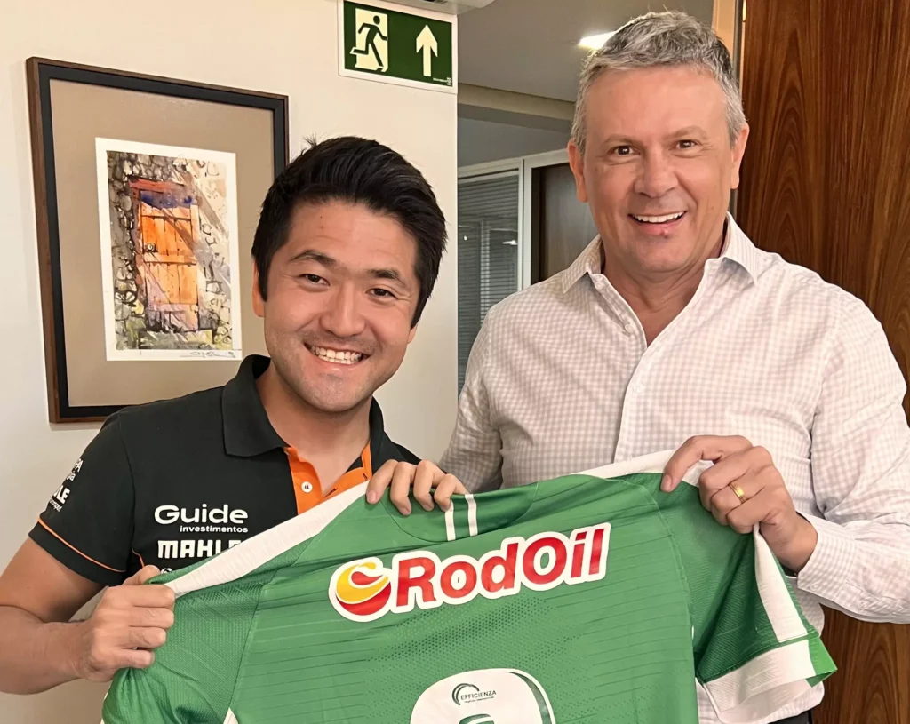 Rafael Suzuki e o presidente Roberto Tonietto em uma visita na RodOil Divulgação RodOil