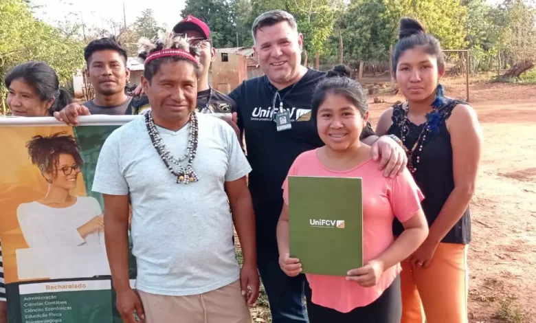 Daniela Acosta (com o documento em mãos): segunda indígena a se formar na aldeia Marangatu, de Guaíra