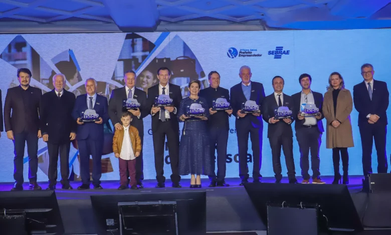 Vencedores da etapa Paraná em 2022, com lideranças do Estado e do Sebrae/PR. Foto: Inove