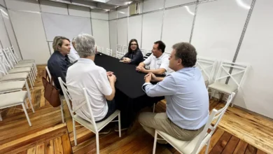 Reunião de alinhamento sobre o tema ocorreu no estande do Crea-PR e parceiros. (Foto: Divulgação)