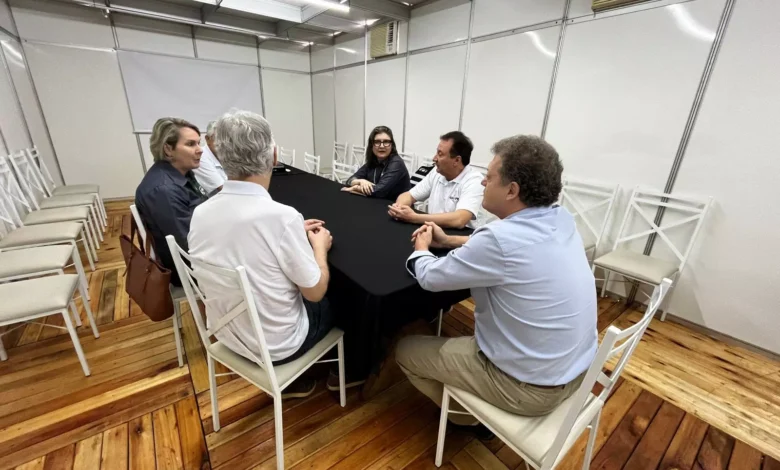 Reunião de alinhamento sobre o tema ocorreu no estande do Crea-PR e parceiros. (Foto: Divulgação)