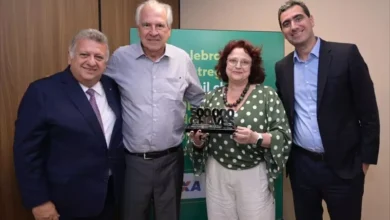 Carlos Vieira, presidente da CAIXA; Rubens Menin presidente do Conselho de Administração da MRV; Inês Magalhães, vice-presidente de Habitação da CEF; e Eduardo Fischer, CEO da MRV&CO. Crédito: Divulgação/ Alexandre Rezende