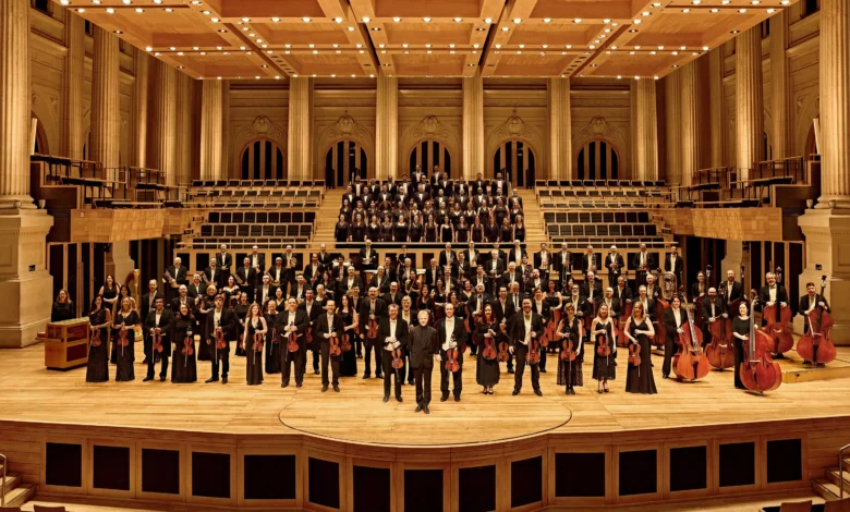 A Osesp e o Coro da Osesp com o maestro Thierry Fischer, no palco da Sala São Paulo (Foto: Mario Daiola)