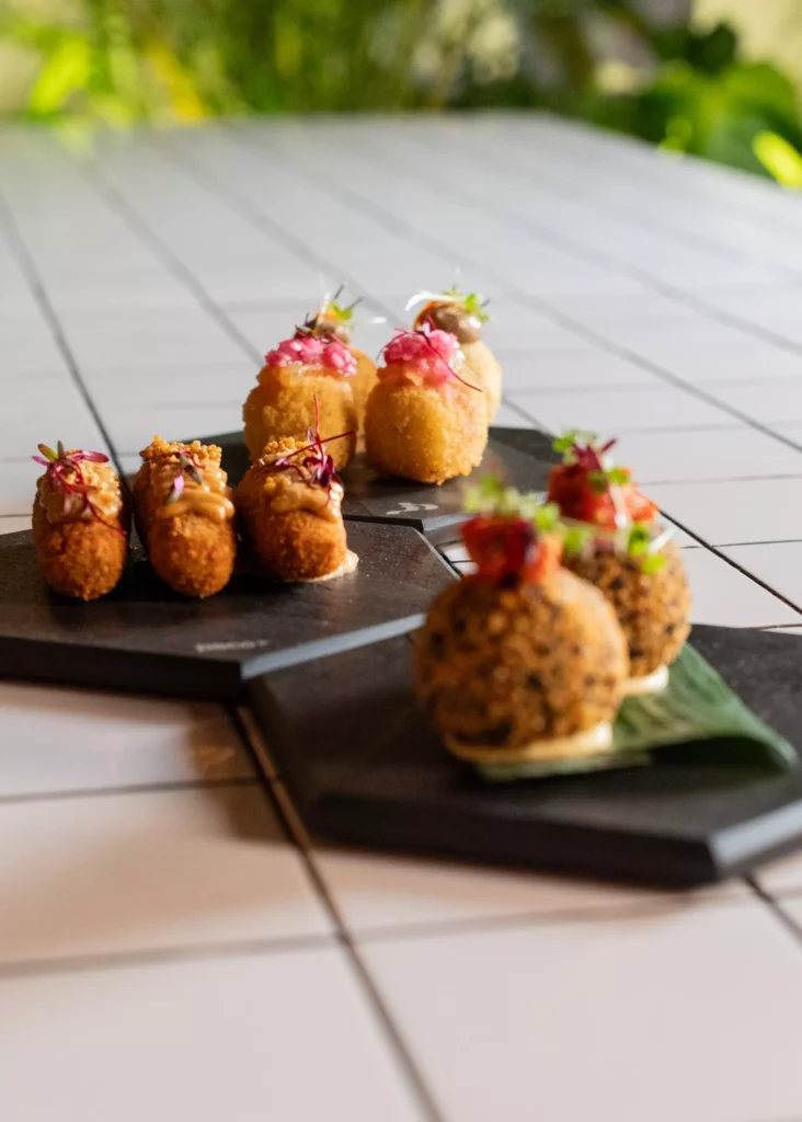 No Paco Bacana as opções de petiscos contam com Golden Ball de Milho Verde e Gorgonzola Julio Henrique