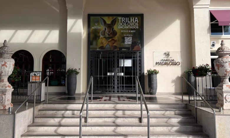 Com cartazes nas entradas, Restaurante Madalosso está sendo preparado para receber a Trilha dos Ovos Encantados. Rafaela Chaves.