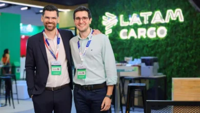 Jorge Carretero, diretor comercial da LATAM Cargo na Europa Central e Otávio Meneguette, diretor da LATAM Cargo Brasil, juntos na Intermodal South América 2024. Crédito: Maurício Burim