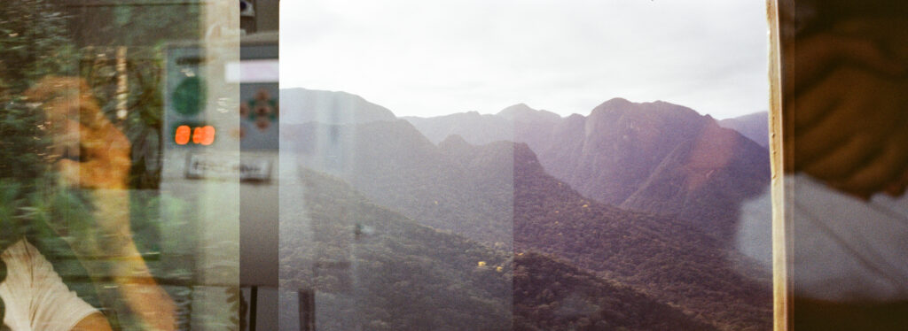 mostra fotográfica “Nem frio, nem calor, apenas o cheiro de Jasmim”