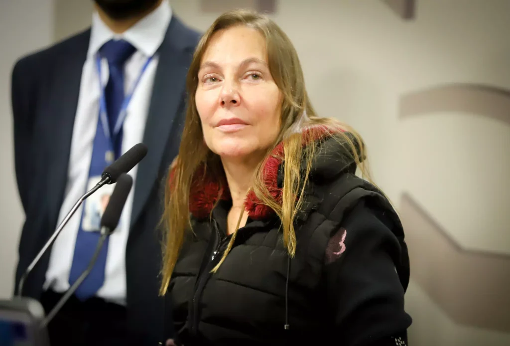 Foto: Jaciara Aires Foto da Senadora Mara Gabrilli na mesa da presidência de uma comissão do Senado.