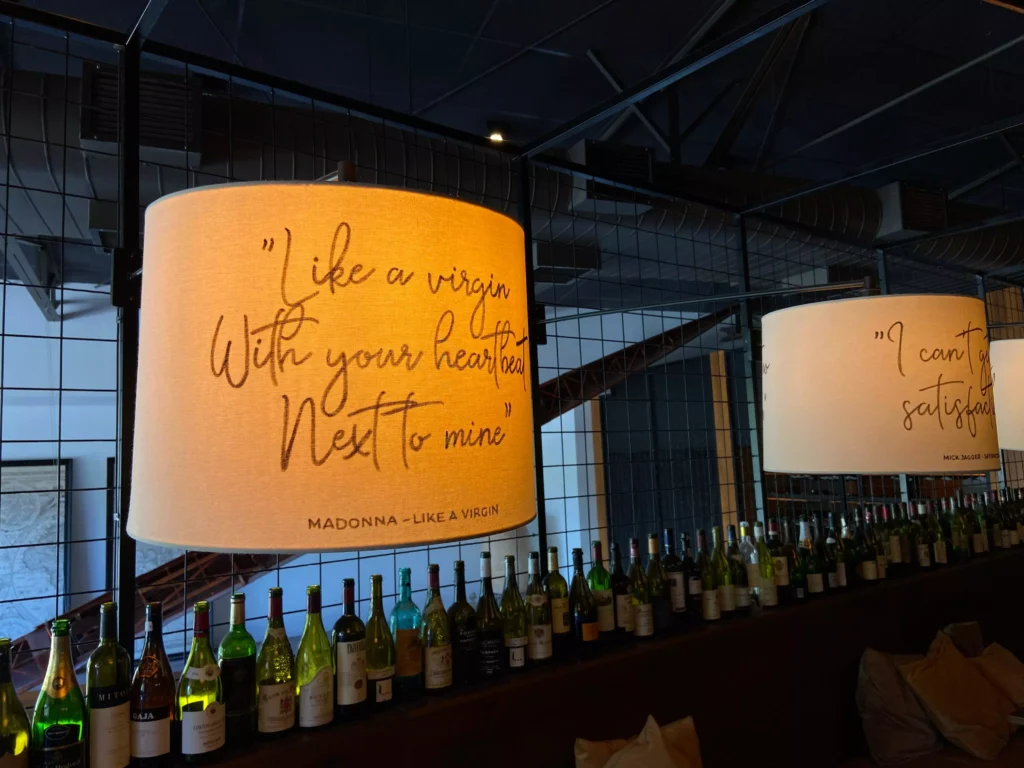 O clássico "Like a Virgin", da Madonna, registrado em uma luminária do UpStairs. Otávio Lucca.