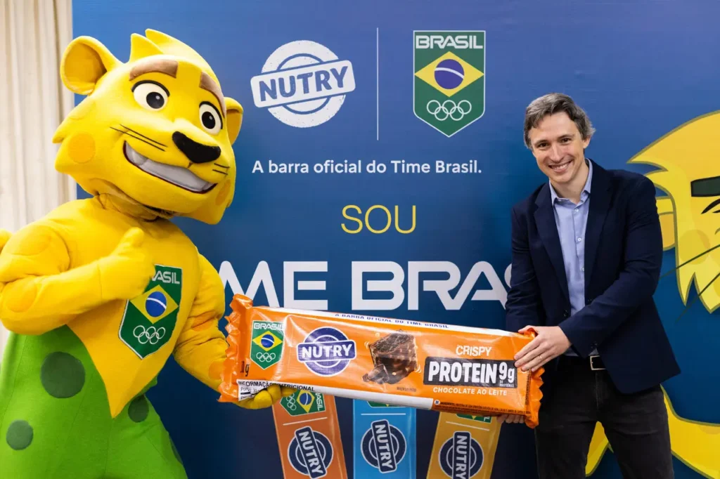 Jan Handel, CEO da Nutrimental, e o mascote do Brasil Ginga