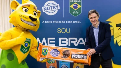 Jan Handel, CEO da Nutrimental, e o mascote do Brasil Ginga