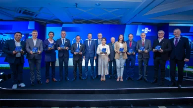 Prefeitos e representantes premiados ao lado da diretoria executiva e presidente do CDE do Sebrae/PR. Fotos: Inove.