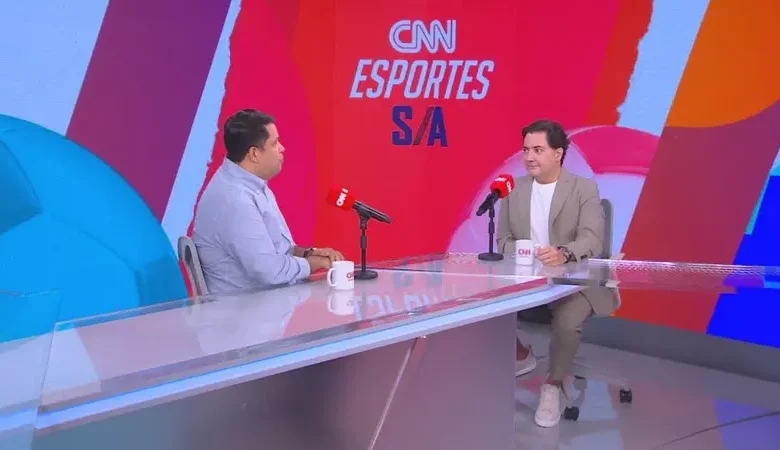 João Vítor Xavier (à esquerda) entrevista Silvio Matos no CNN Esportes S/A. Foto: Divulgação/CNN Brasil
