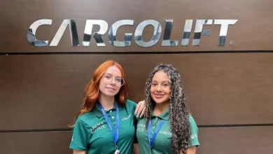 Emanuelly e Hemelly são jovens aprendizes desde 2023. Foto: Divulgação/Cargolift.