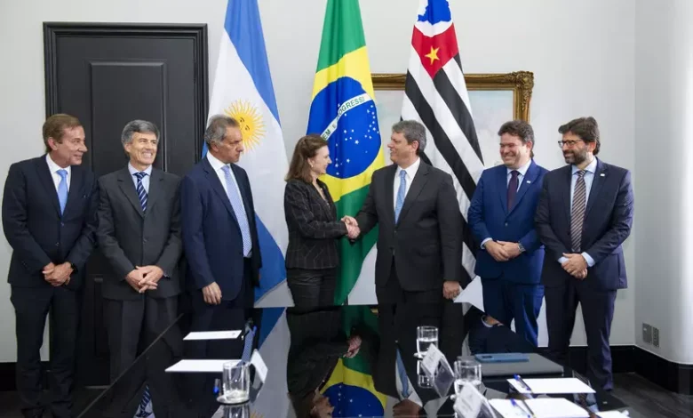 Tarcísio de Freitas recebe Diana Mondino no Palácio dos Bandeirantes